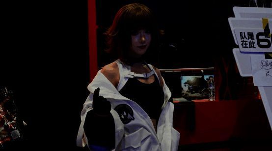 身着精美机甲主题服饰的coser在展台旁互动，吸引大量观众合影留念