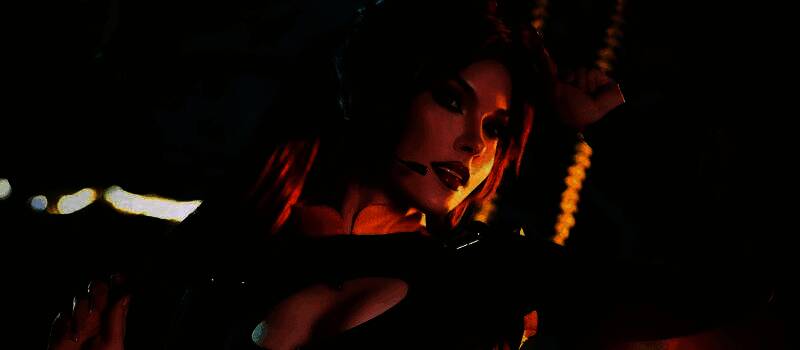 Sladkoslava身穿深蓝色晚礼服摆出优雅姿势，背景为古典庄园风格布景，完美还原《古墓丽影：传奇》开场动画场景