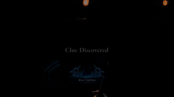玩家在房间内仔细搜查地面，手持放大镜查看一枚弹壳，周围散落着血迹和物品