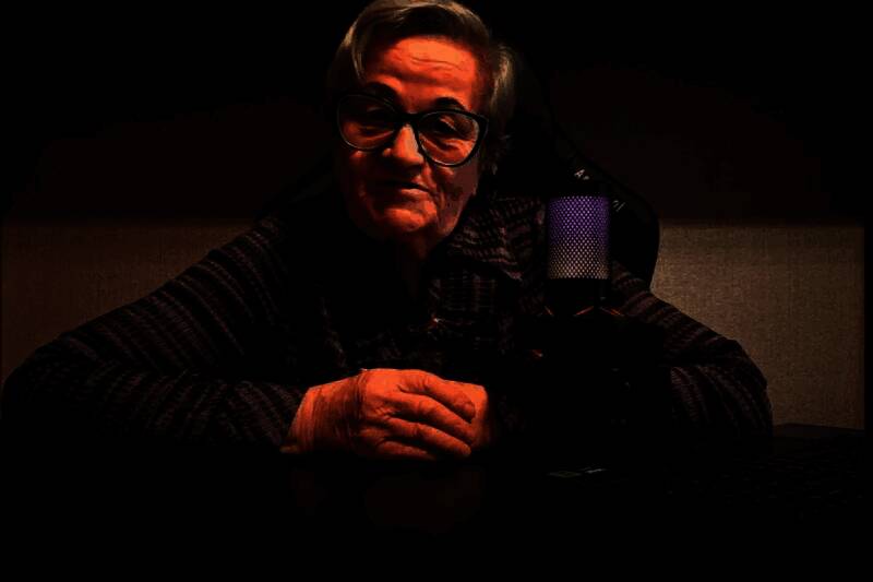 Olga奶奶在直播中神情凝重，面对摄像头讲述自己不得不变卖游戏饰品的艰难决定