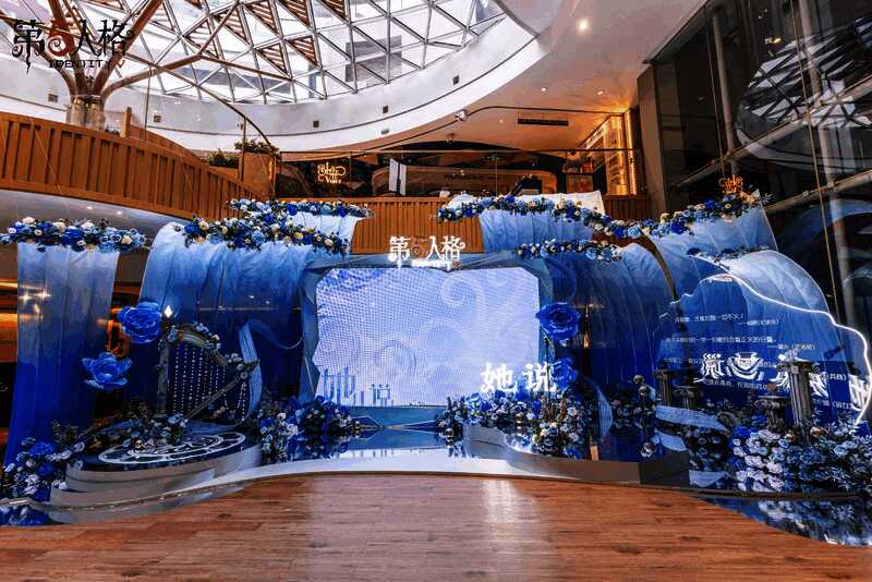 玩家正在使用手机贴近NFC感应装置，专注聆听‘她’的声音留言，背景为柔和灯光与文字墙