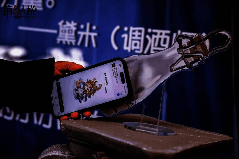 一位女性玩家站在舞台话筒前深情发言，周围观众安静聆听，氛围感人