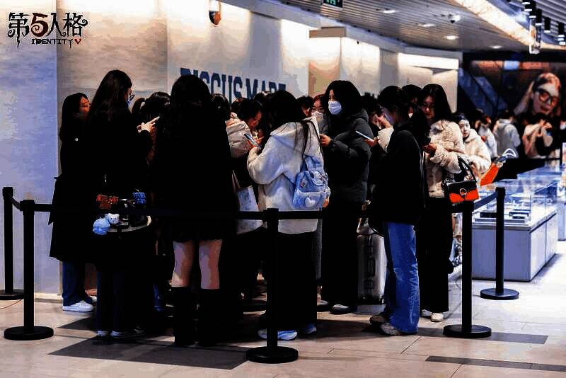 活动现场设置的文字墙写满女性心声语录，如‘温柔不是软弱，是力量’等