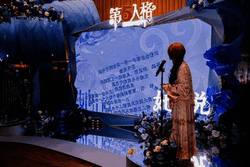 参与者手持玫瑰与游戏周边合影，笑容灿烂，现场洋溢着温暖氛围