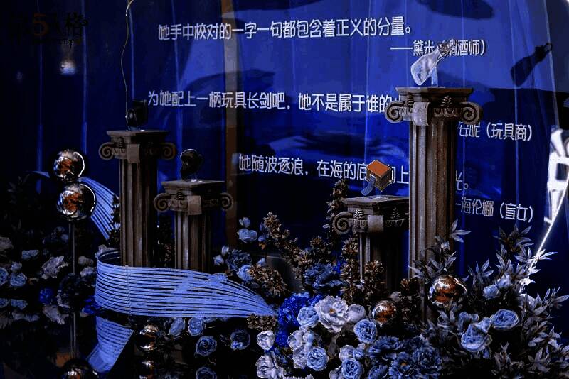 工作人员向参与者发放定制周边，互动氛围轻松愉快