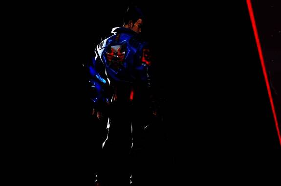 夜露释放出其不意技能，画面中出现两个一模一样的角色，背景灯光昏暗，营造出迷幻氛围