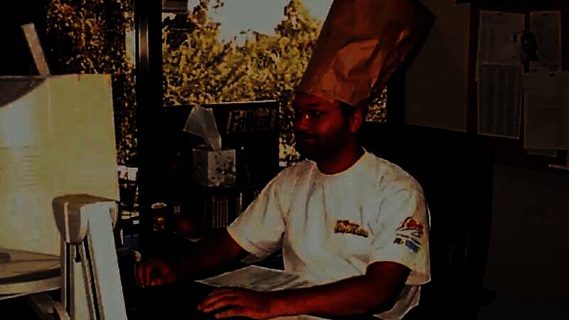 老式DAT磁带存储设备，金属外壳泛黄，连接线老化，象征着上世纪末的数据存储技术