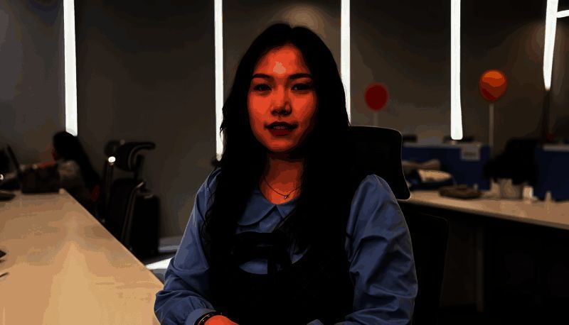 荣耀AI团队工作场景，女性模型专家正在分析DeepSeek大模型运行数据，屏幕上显示复杂的算法图表与性能曲线