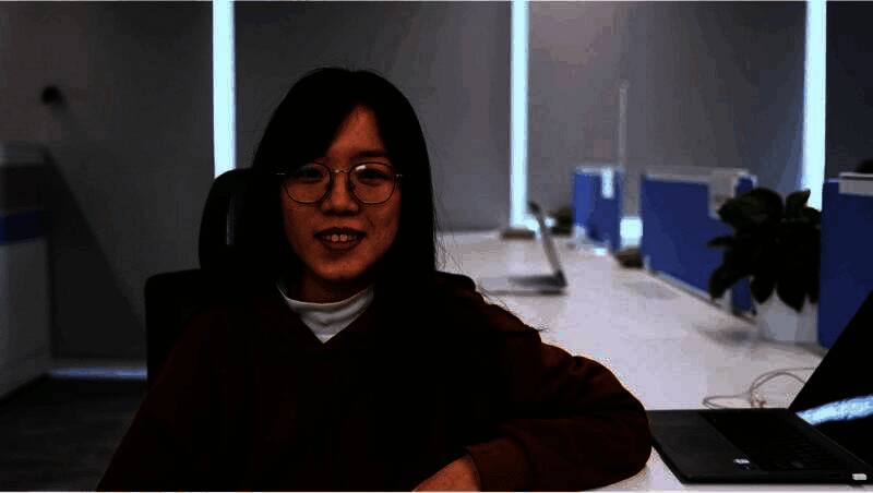 技术团队在实验室调试AI模型，女性工程师正与同事讨论代码逻辑，白板上写满算法推导与架构设计