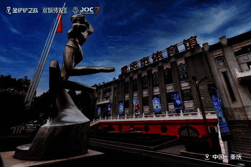 JOC7全国总决赛八强选手合影，背景为重庆城市夜景与赛事主视觉，气氛热烈