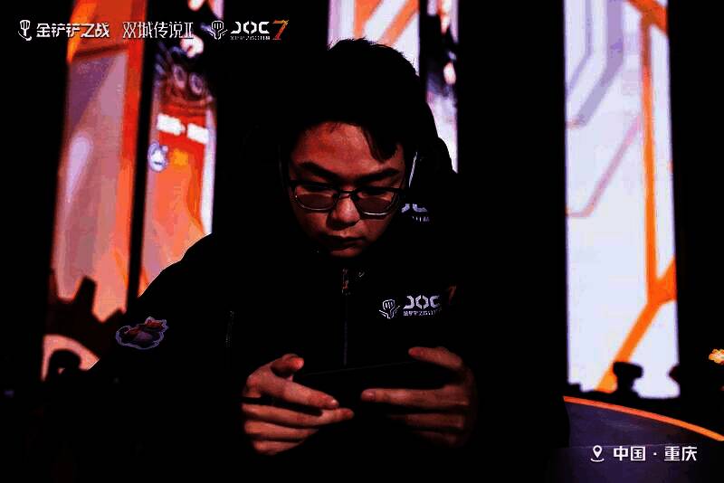 选手石头人丶曹亮在比赛中露出自信笑容，屏幕上显示‘第一名’战绩