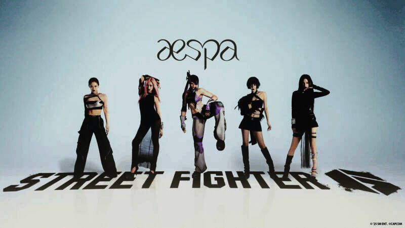 《街霸6》与aespa联动宣传图，朱莉身穿融合K-POP风格的限定战衣，背景闪烁霓虹光影
