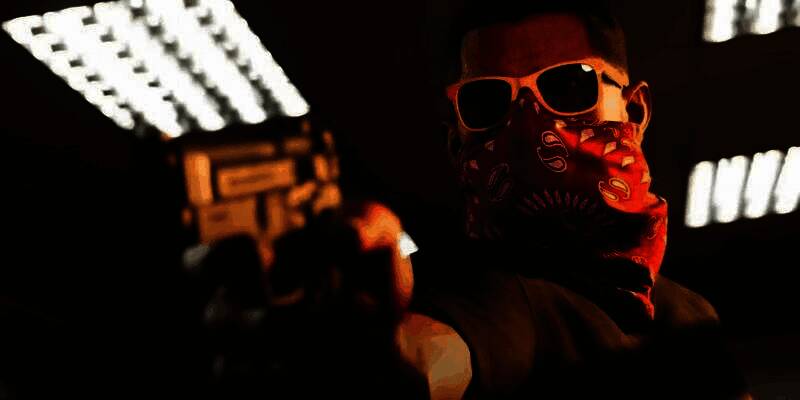 《GTA6》预告片截图显示主角杰森单手持枪站立，背景为迈阿密风格城市街道，氛围紧张