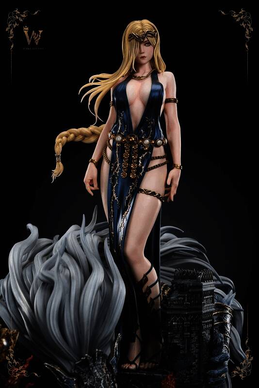 雕像侧面视角，展示玛莉卡长袍的流动感与底座黑剑的金属质感