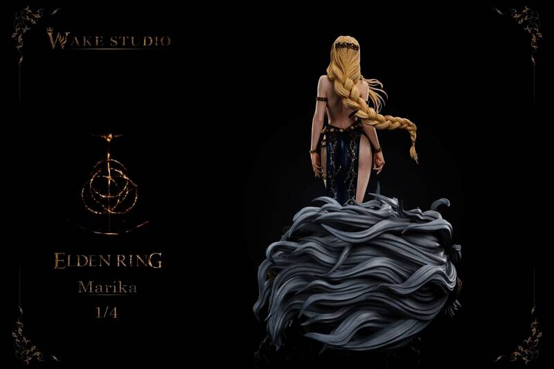 雕像背部视角，突出长袍褶皱与光影底座的神秘氛围