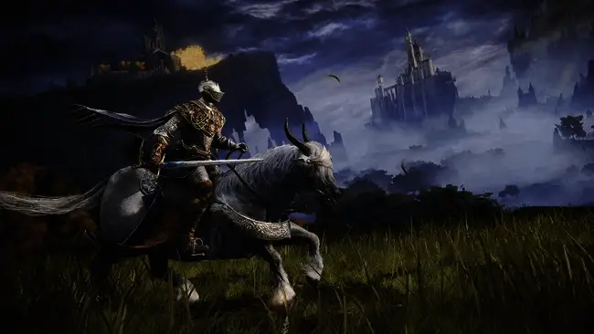 《艾尔登法环 褪色版》游戏画面展示新武器与护甲设计，角色在废墟中与怪物激烈交战