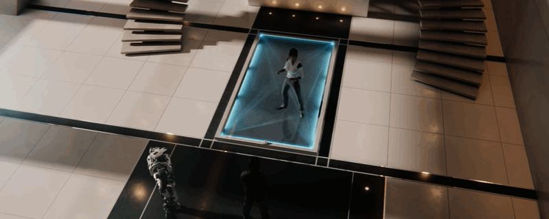 《使命召唤：黑色行动7》官方宣传图，展示主角潜行作战场景，背景为冷战风格军事基地