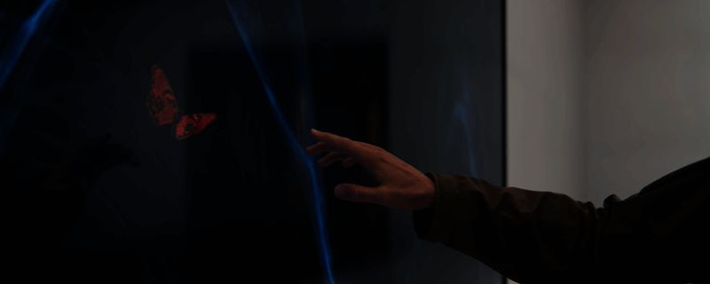 《使命召唤：黑色行动7》游戏主视觉图，主角大卫·梅森身穿战术装备，眼神坚定地望向远方，背景是崩塌的城市与红色警报光效