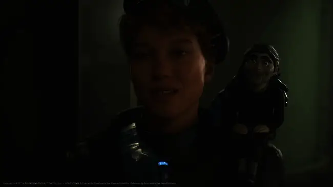 《死亡搁浅2》中神秘的披萨侠角色登场画面，身穿披萨外卖服，头戴面罩，在昏暗街道中疾行