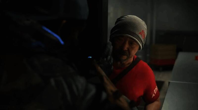 小岛秀夫在伦敦活动现场登台发言，面带微笑，背景大屏幕显示《死亡搁浅2》游戏画面