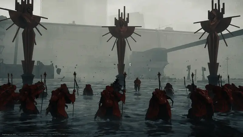 小岛秀夫在《死亡搁浅2》发售纪念访谈中的沉思神情，背景为游戏标志性悬浮城市与孤独行者画面