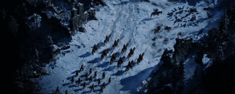 《权力游戏：征战维斯特洛》游戏主视觉图，展示冰雪覆盖的城堡与军队对峙的战争场面