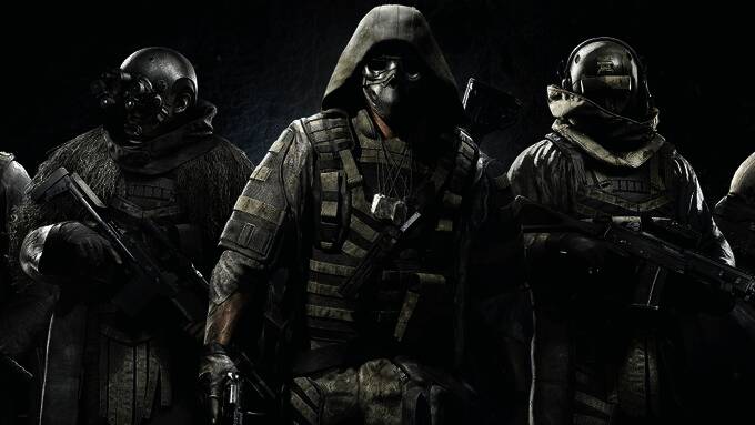 《幽灵行动》新作概念画面，四人小队在黄昏城市废墟中潜行，战术手电扫过残垣断壁，氛围紧张