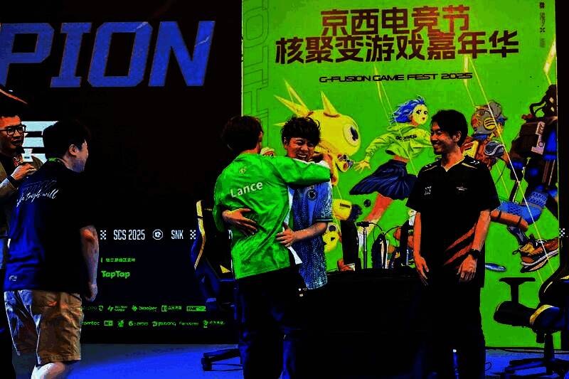 Mok在比赛中专注操作，神情坚定，现场观众热烈鼓掌