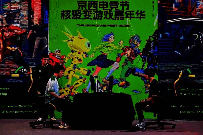 Mok举起奖杯庆祝胜利，舞台灯光璀璨，背景为SNK赛事LOGO