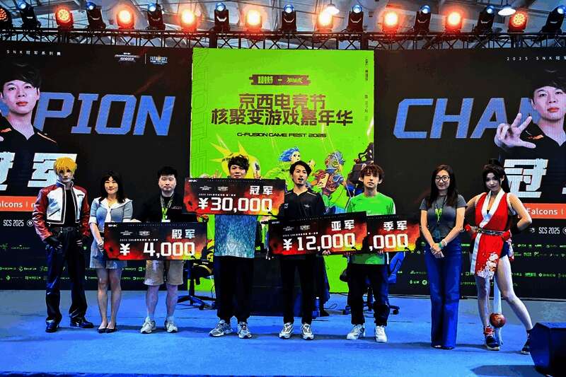 《饿狼传说：群狼之城》比赛对战画面，角色技能特效华丽