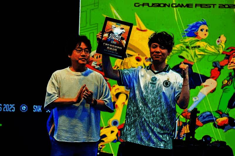 Mok与Xiaohai在舞台合影，两人手持EWC出线资格牌