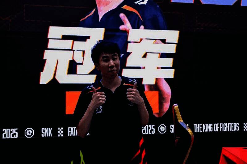 《拳皇15》决赛激烈对战，屏幕显示3-1比分，选手神情专注