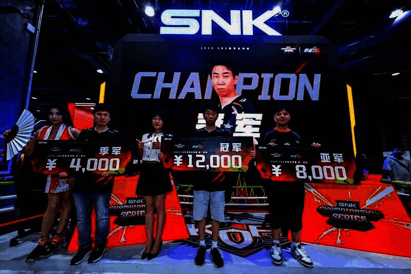 星辰在获胜后激动起身，现场观众鼓掌欢呼