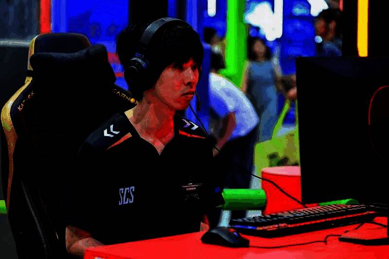 多位选手在候场区准备比赛，神情专注