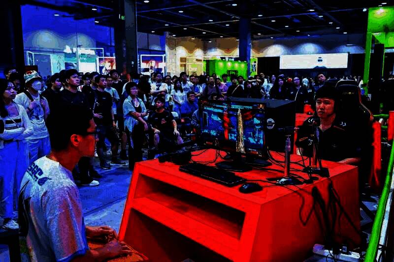 观众围站在比赛台前，紧盯屏幕，气氛紧张