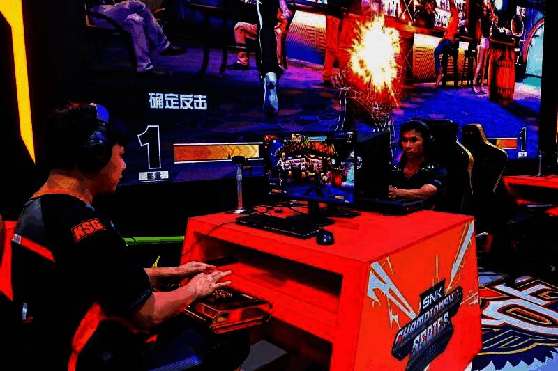 比赛大屏幕显示实时对战画面，角色技能特效炫目