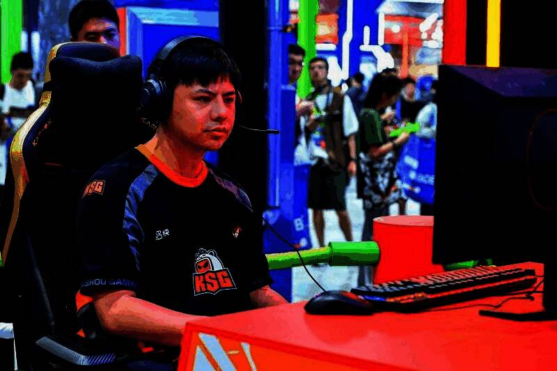 解说员激情解说比赛，背景为SNK赛事主视觉