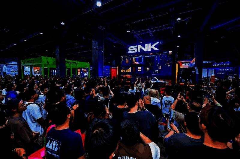 观众举起手机拍摄精彩对决瞬间