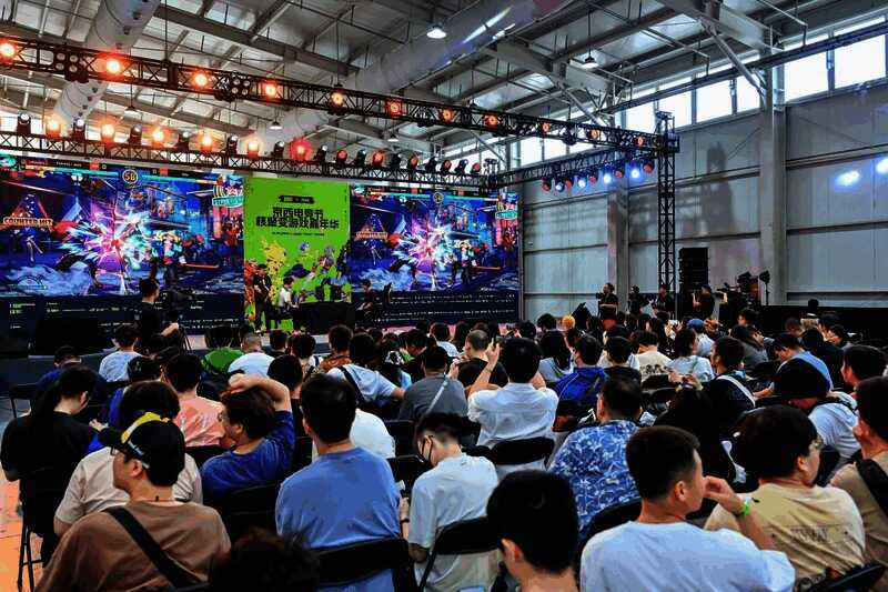 比赛间隙，玩家在展台前排队等待试玩