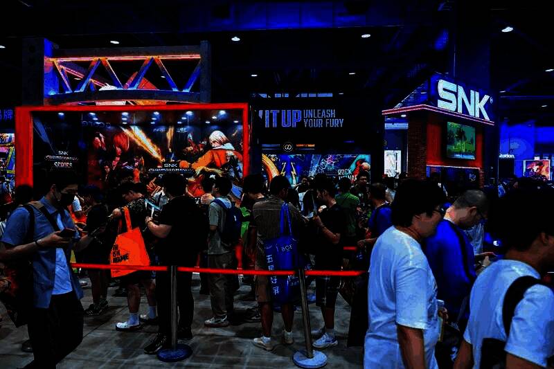 玩家在试玩区体验《拳皇15》，神情投入