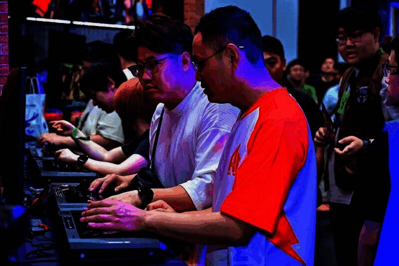 展台布置充满SNK经典角色元素，氛围浓厚