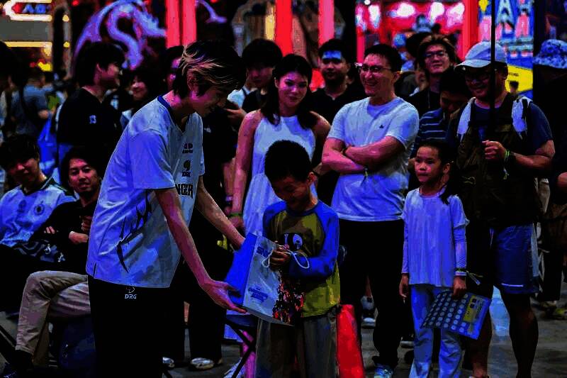 娱乐赛现场气氛轻松，观众笑声不断