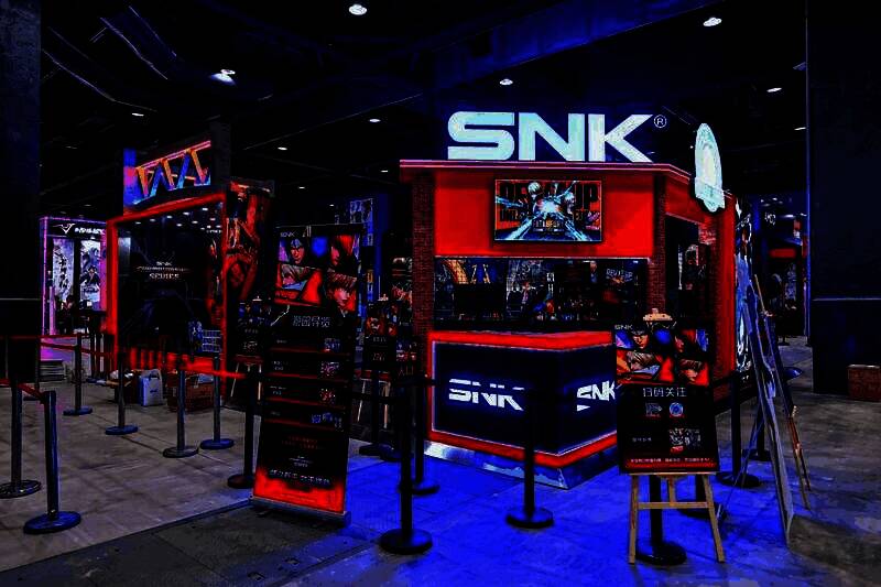 SNK展台闭幕合影，工作人员与选手挥手告别