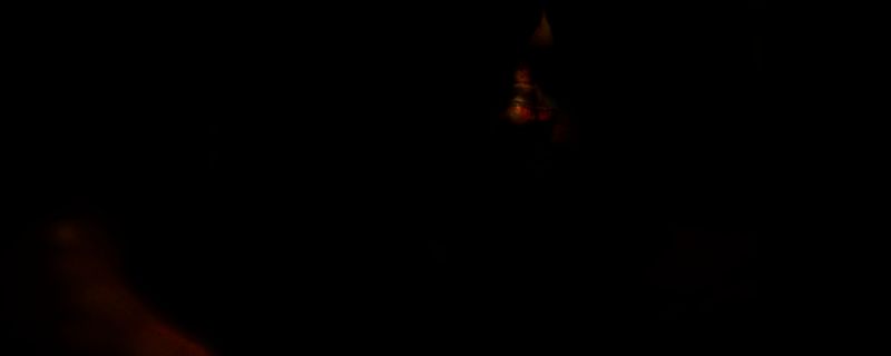 《Acts of Blood》游戏主视觉图，展示角色持武器对峙的紧张场景，背景为暗色调都市废墟