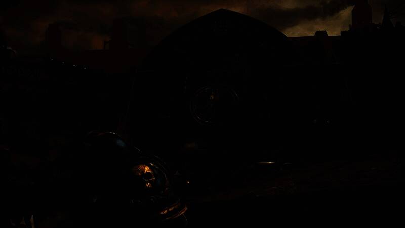 游戏内战斗画面，星际战士与兽人激烈近战，但画面质感模糊，光影效果陈旧