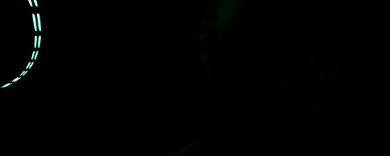 主角亨德拉站在万隆城市夜景下，身穿黑色风衣，神情冷峻，背景霓虹闪烁，充满复仇氛围