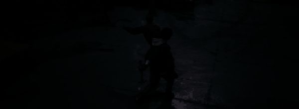 亨德拉将敌人砸向木质桌椅，木屑四溅，战斗场面混乱而激烈