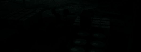 亨德拉在屋顶间飞跃奔跑，身后是万隆城市天际线，动作流畅充满速度感