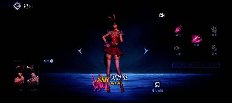 昊天锤角色释放大招的瞬间，金色锤影从天而降，地面崩裂，特效炫目，展现极致爆发力