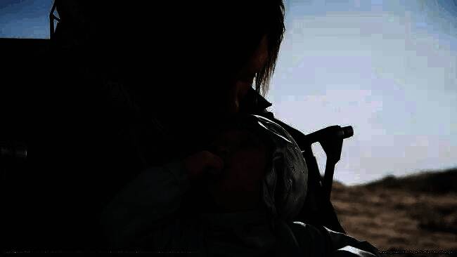 《死亡搁浅2：冥滩之上》游戏封面，主角山姆背负装备行走在灰暗末世海岸，天空浮现神秘光影